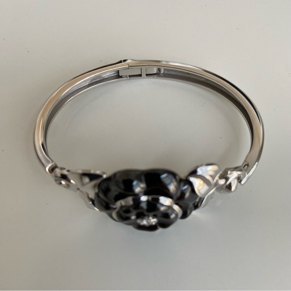 Chanel Fine Jewelry - Black Onyx & 18k White Gold Camellia Bangle Bracelet - Picture 4 of 6
